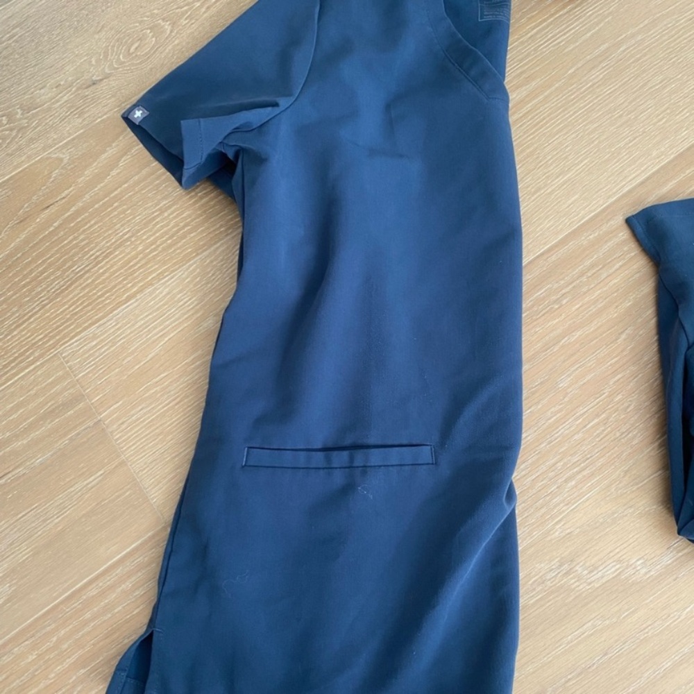 Figs Dark Harbor Three Pocket Casma Top - Picture 4 of 4